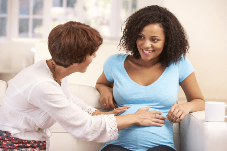 Schwangere mit Hebamme Geburts TENS lindert Wehenschmerzen